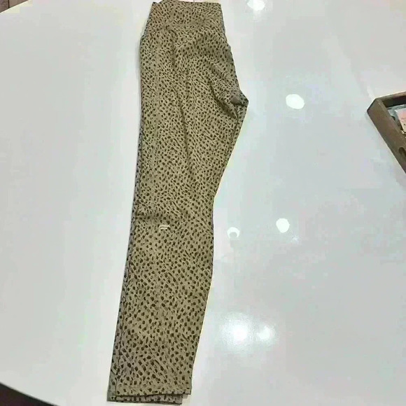 NWT Fabletics Oasis High Waisted Luxe Leggings in Abstract Cheetah Item# 6A - Picture 11 of 11